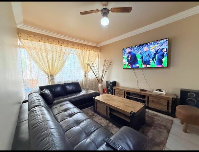 2 BEDROOM APARTMENT FOR SALE IN VANDERBIJLPARK CW 6